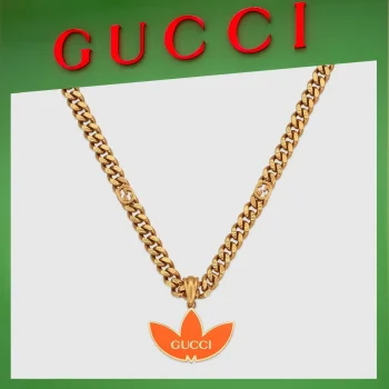 【国内発送/直営店】adidas x Gucci トレフォイル ペンダント付き ゴルメットネックレス