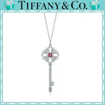 【国内発送/直営店】Tiffany Keysシリーズ Tiffany Victoria™プラチナ 宝石入り キーペンダント、ミディアムサイズ